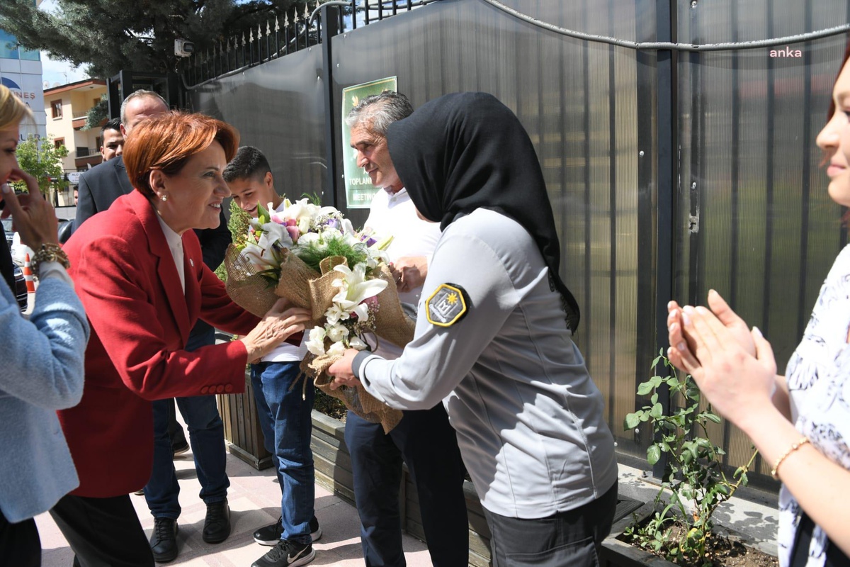Meral Akşener, Doğum Gününde Çiçeklerle Karşılandı