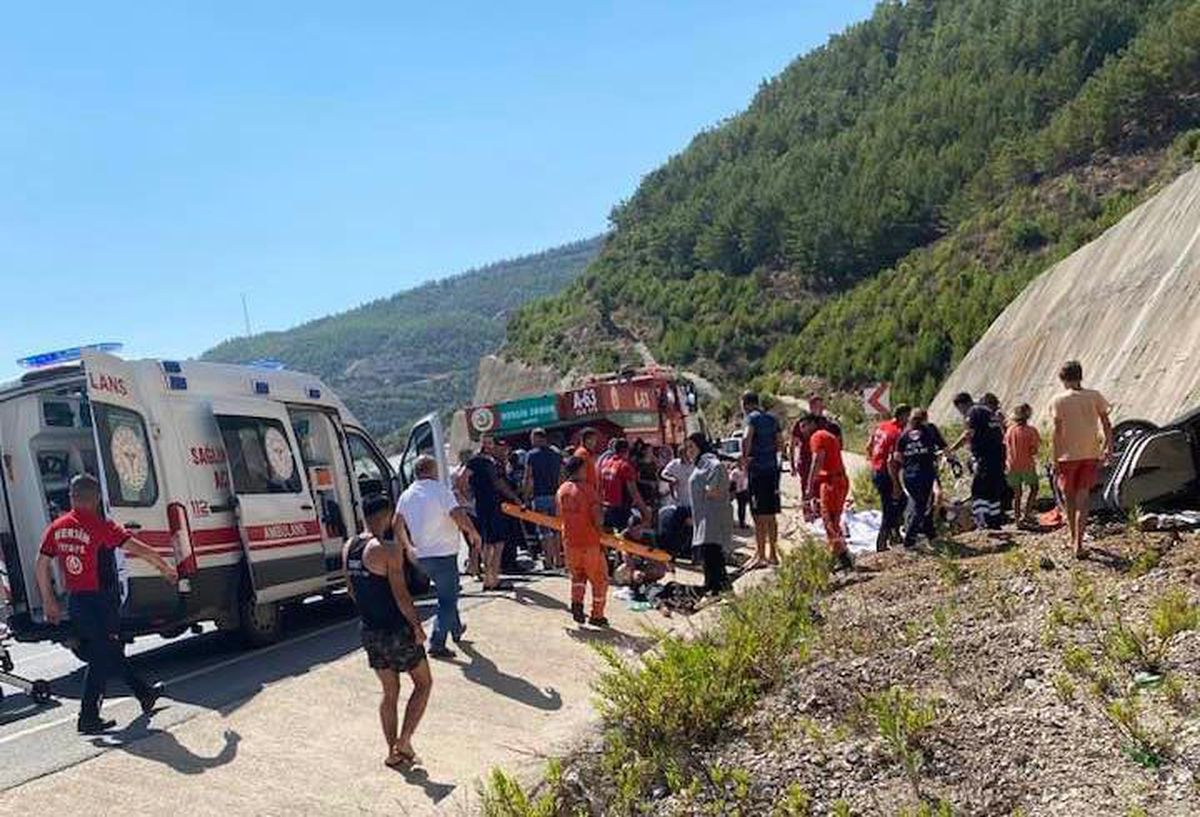 Mersin\'de devrilen otomobildeki 5 kişi yaralandı