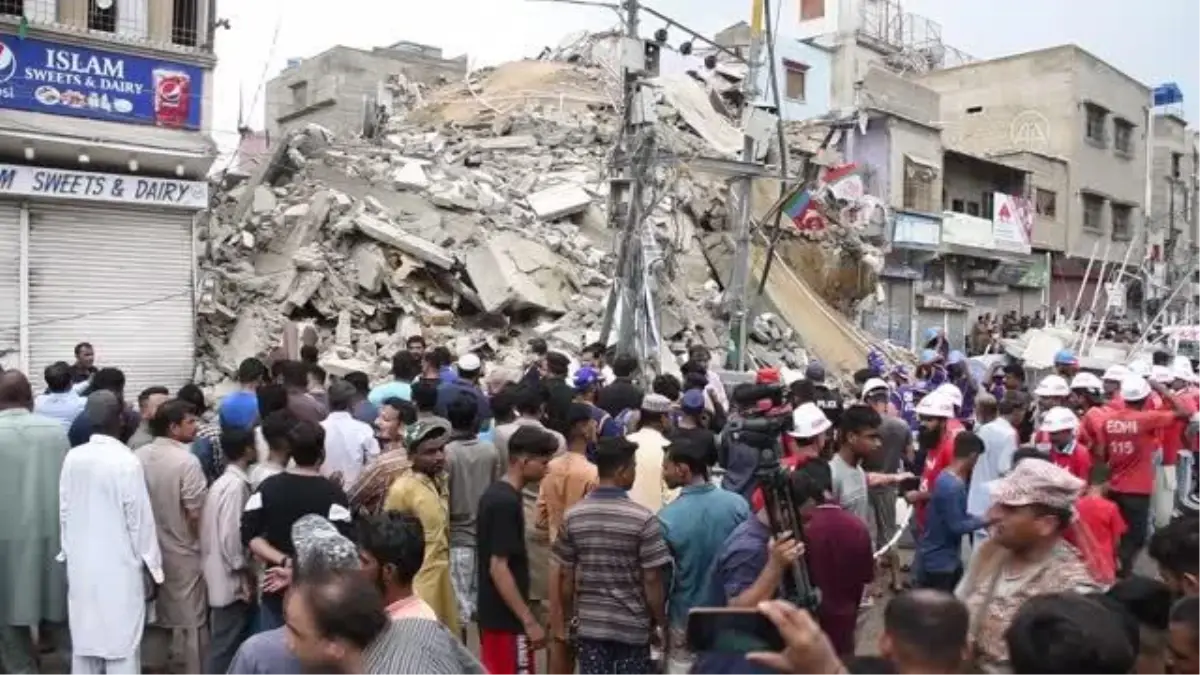 Pakistan'da 5 katlı bina çöktü