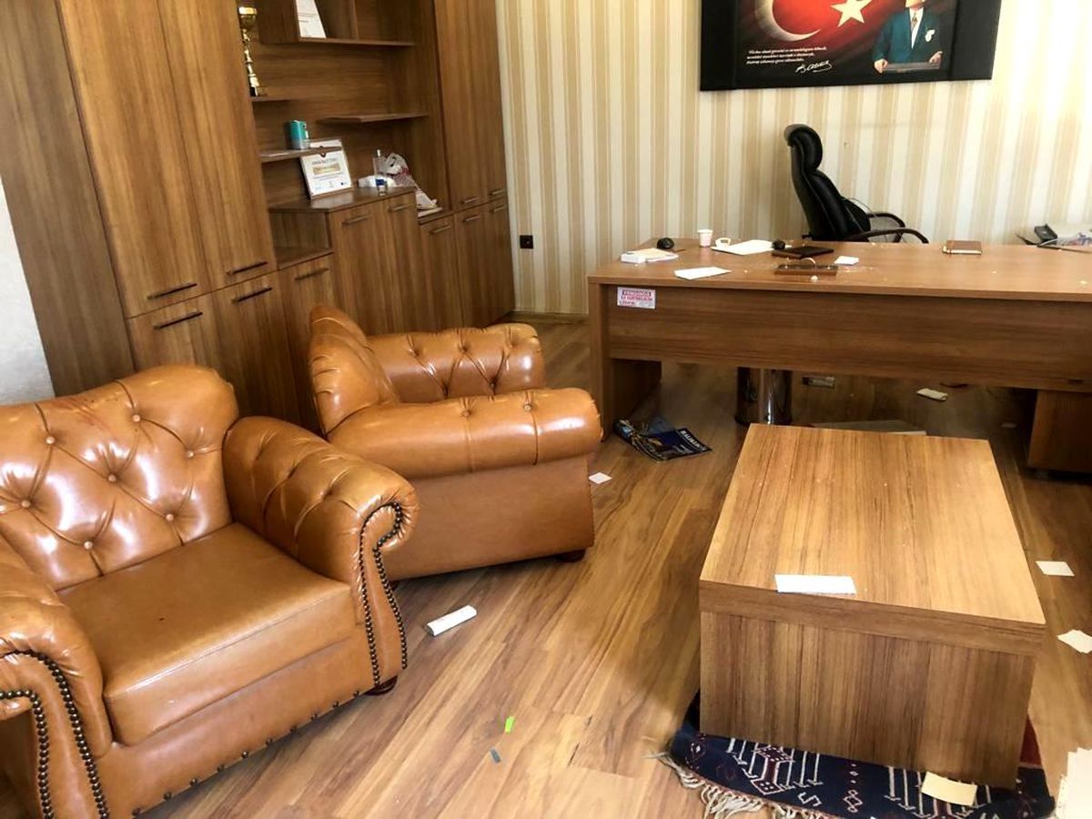 Şanlıurfa\'da okul müdürü görevi başında darp edildi