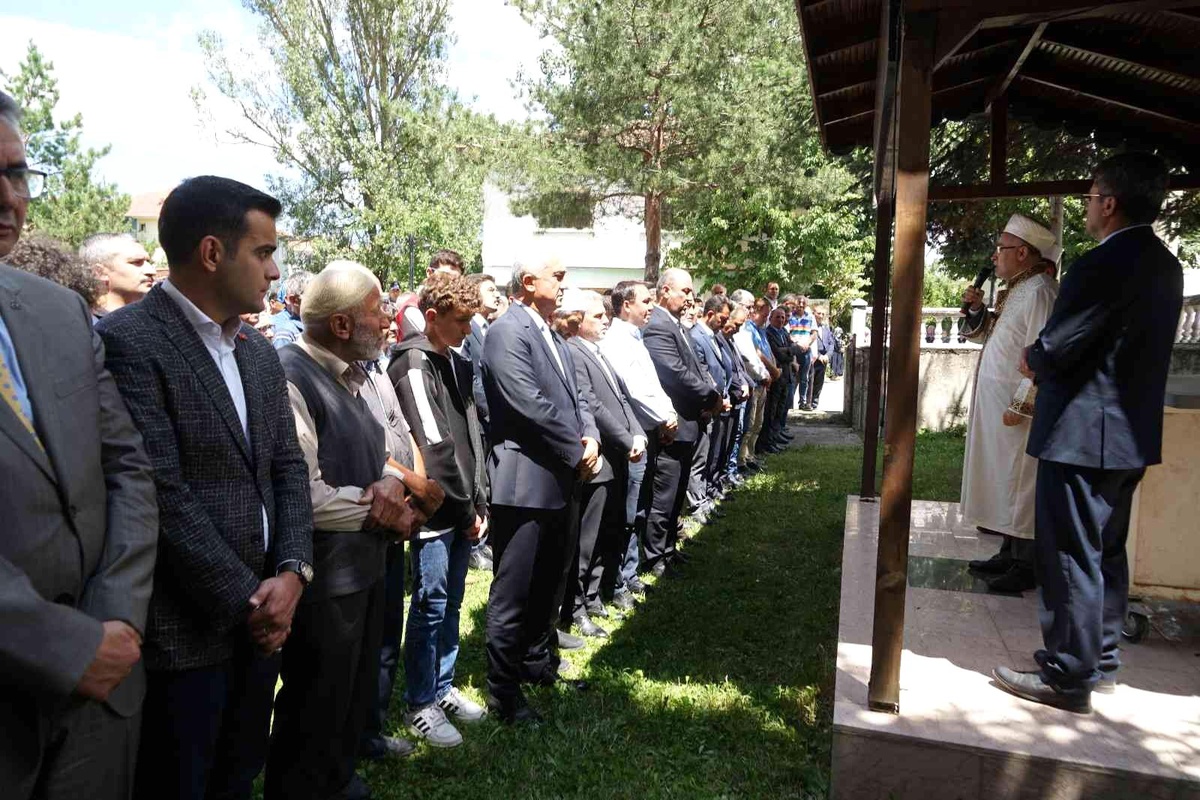 Selde hayatını kaybeden gencin ailesi hacdan geldi, cenazesi toprağa verildi