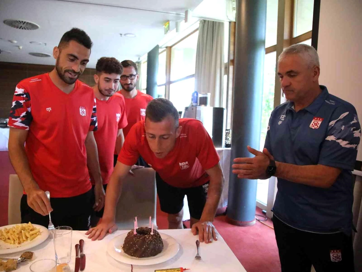 Sivasspor\'da kaptan Hakan Arslan\'a sürpriz doğum günü
