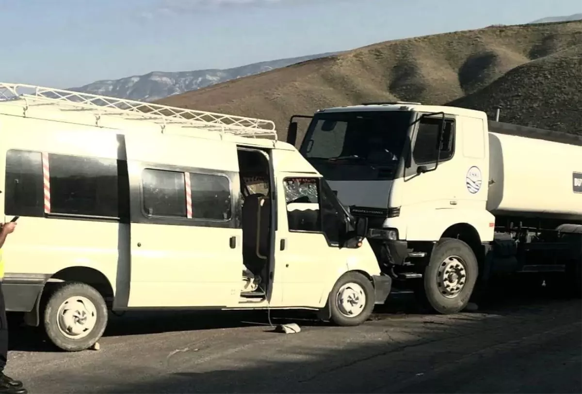 Son dakika haberi: Tarım işçilerini taşıyan minibüs su tankeri ile çarpıştı: 8 yaralı