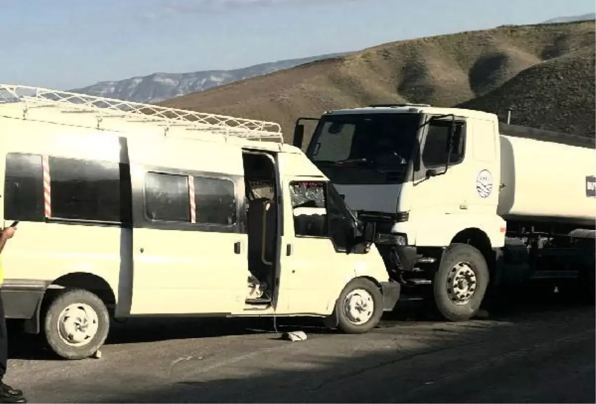 Son dakika: Tarım işçilerini taşıyan minibüs tankerle çarpıştı: 8 yaralı