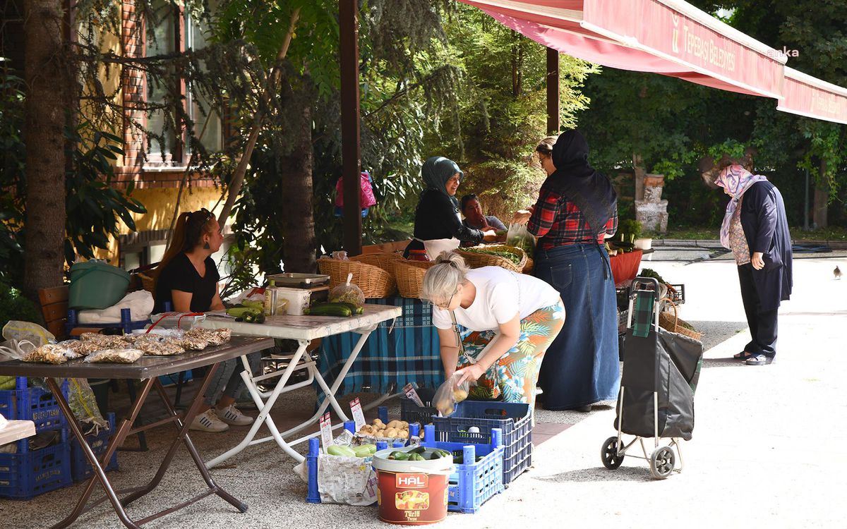 Tepebaşı Belediyesi\'nin \'Kadın Üretici Ürün Satış Noktası\'na İlgi Sürüyor