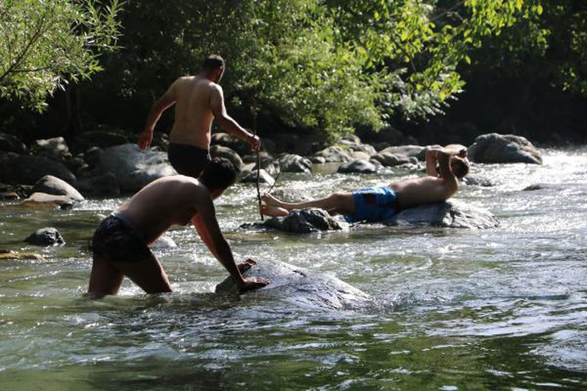 YÜKSEKOVA'DA SICAKTAN BUNALANLAR AVAŞİN DERESİ'NDE SERİNLEDİ