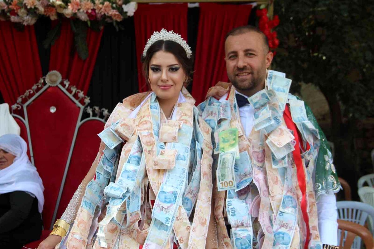 120 haneli köyün nüfusu genç çiftin düğününde 3 bin oldu