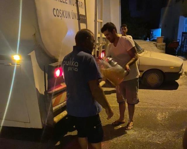 21 yüzyılda ilginç görüntüler! Bodrum'da yaşanan kesinti nedeniyle tankerle su dağıtıldı