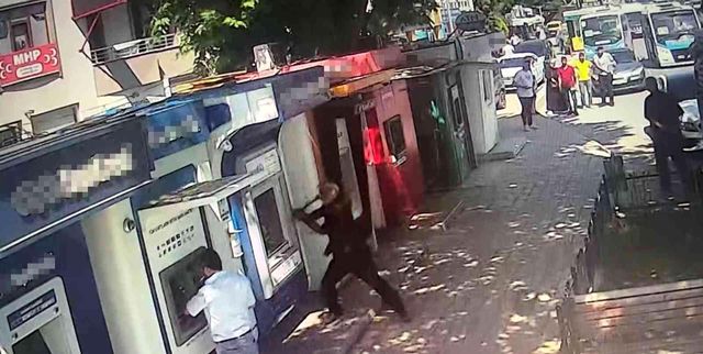 3'üncü kez ATM'leri çekiçle paramparça etti 3'üncü kez ATM'leri çekiçle paramparça etti