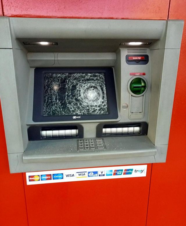 3'üncü kez ATM'leri çekiçle paramparça etti 3'üncü kez ATM'leri çekiçle paramparça etti