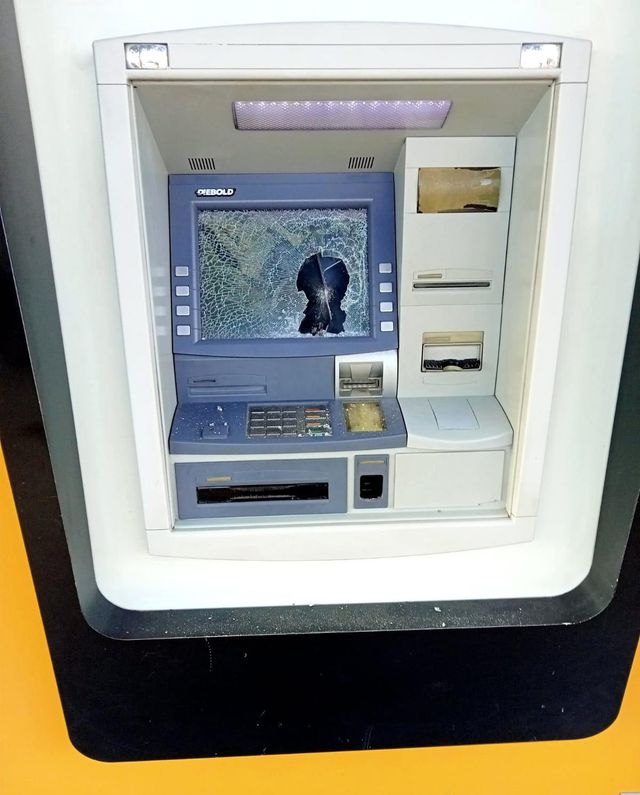 3'üncü kez ATM'leri çekiçle paramparça etti 3'üncü kez ATM'leri çekiçle paramparça etti