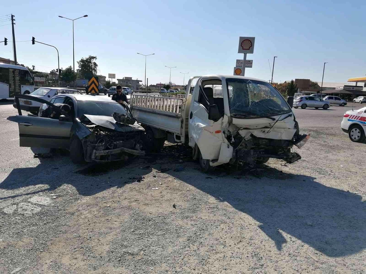 Antalya\'da kamyonetle otomobil çarpıştı: 3 yaralı