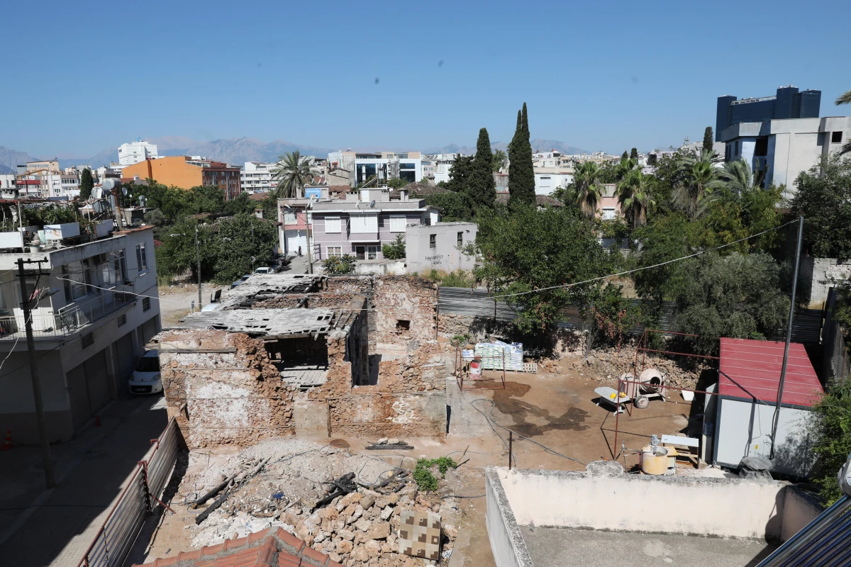 Antalya\'da yangında zarar gören tarihi bina Devlet Konuk Evi olacak