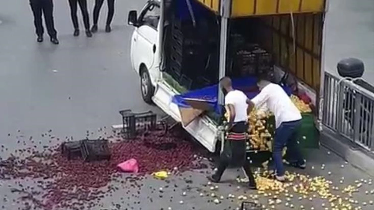 Aracını bağlayan polislere isyan eden seyyar satıcı binlerce liralık meyveyi yola döktü