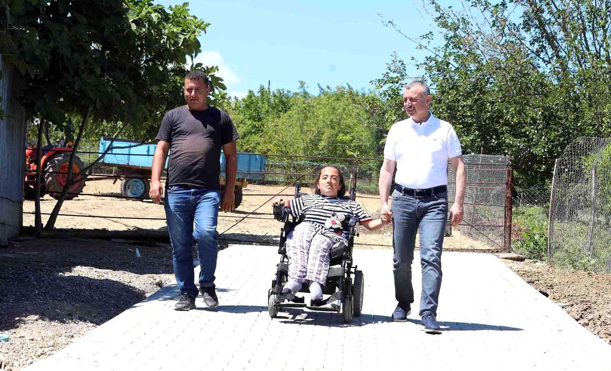 Aslıhan\'ın yüzü, evinin bahçesine yapılan kilit parke taşıyla güldü