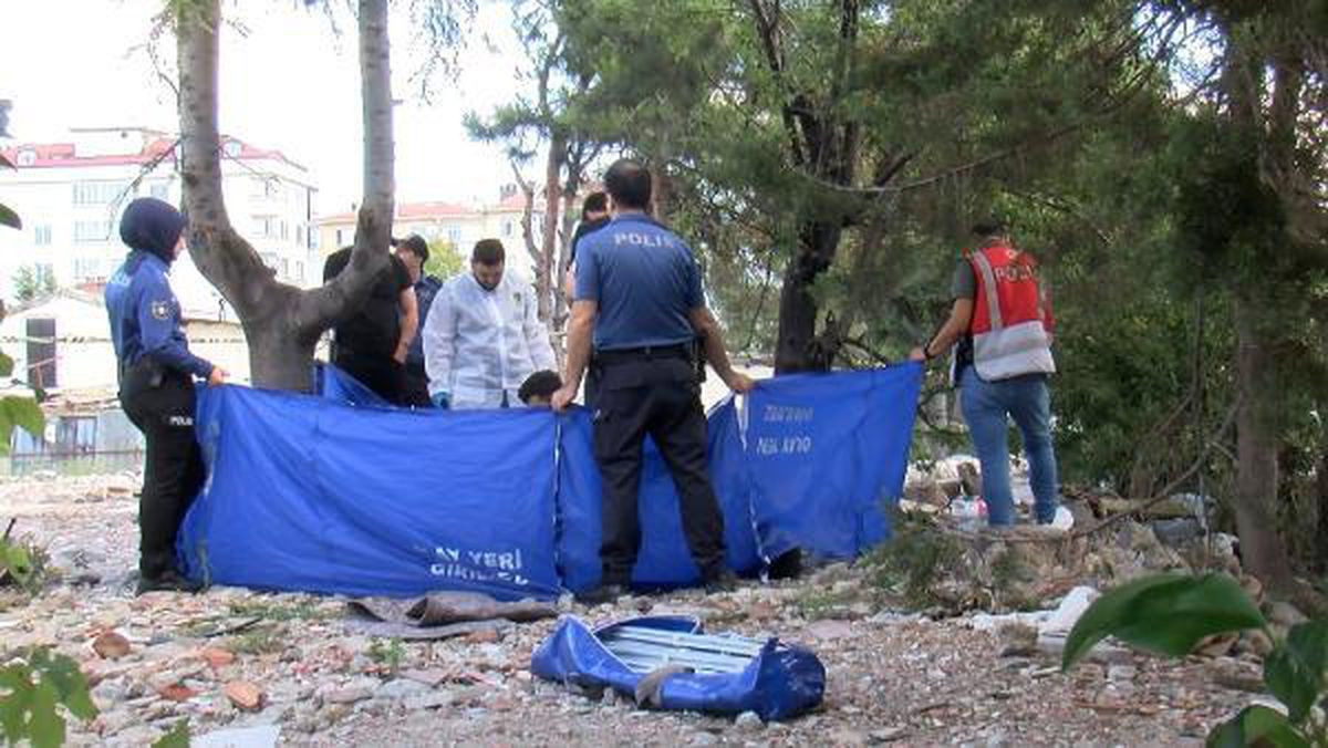 Yol kenarında kafasına ip geçirilmiş halde bir erkek cesedi bulundu! İntihar iddiası gündemde