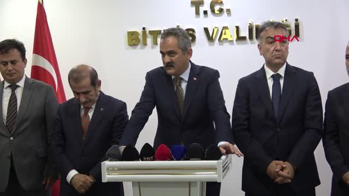 BAKAN ÖZER'E AHLAT BASTONU HEDİYE EDİLDİ