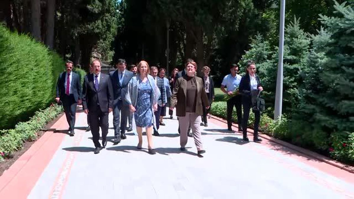 Bakan Yanık, Haydar Aliyev'in kabri ile Şehitler Mezarlığı ve Türk Şehitliği Anıtı'nı ziyaret etti