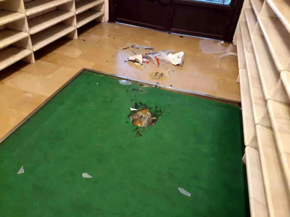 Camiyi yakmaya çalıştı, dışarıda bulunan araçlara zarar verdi