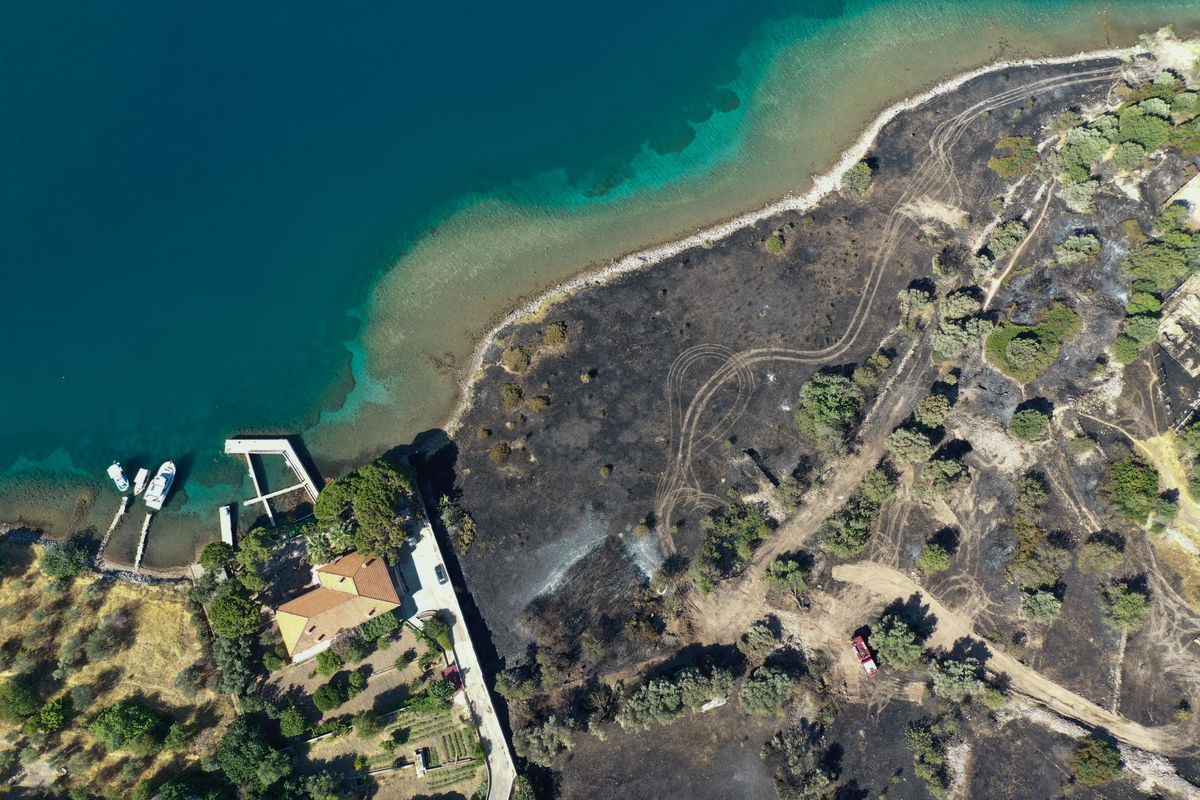 Çeşme'de yanan otluk alanda soğutma çalışmaları sürüyor