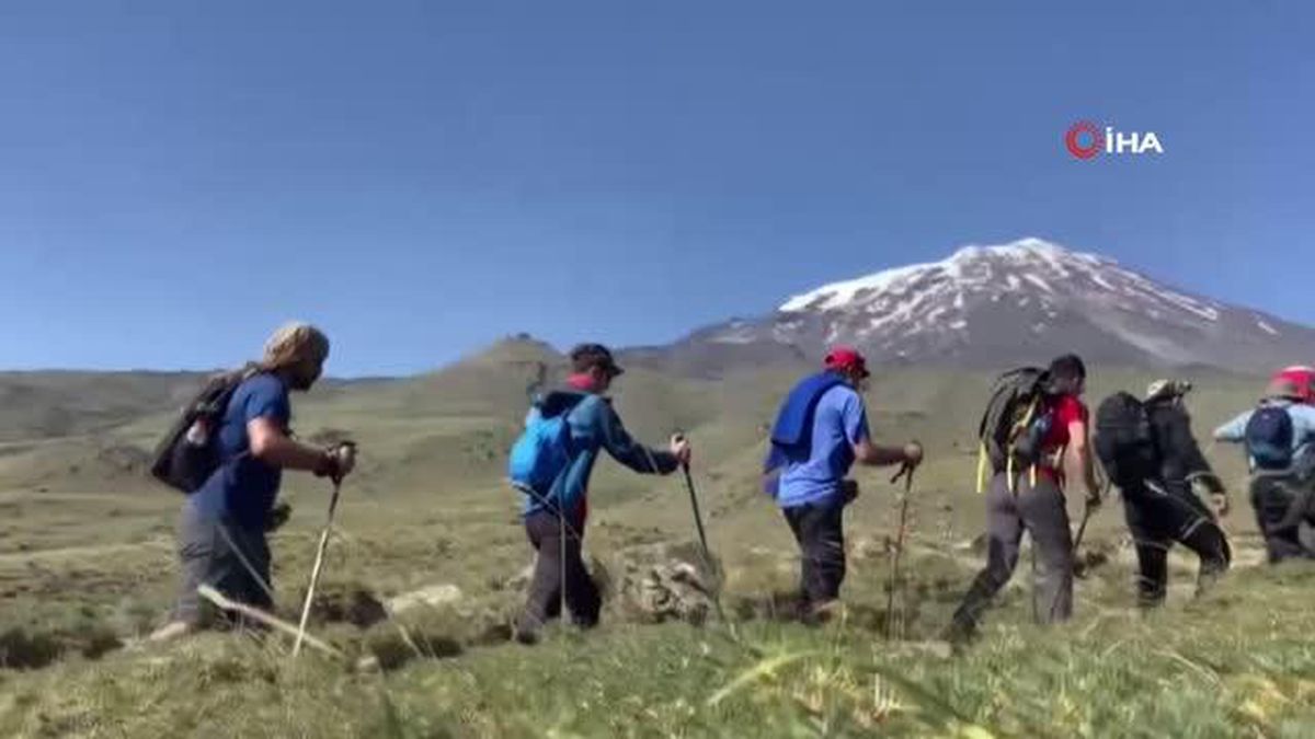Dağcılar Ağrı Dağı'na çıkmanın mutluluğunu halay çekerek kutladı