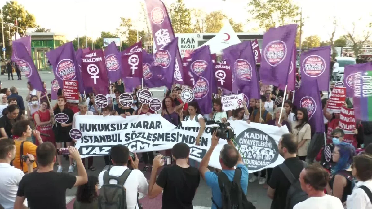 Son dakika... Danıştay\'ın İstanbul Sözleşmesi Kararı Kadıköy\'de Protesto Edildi: "Siyasi İktidarın Gidişi Ancak Ellerimizden Olacak"