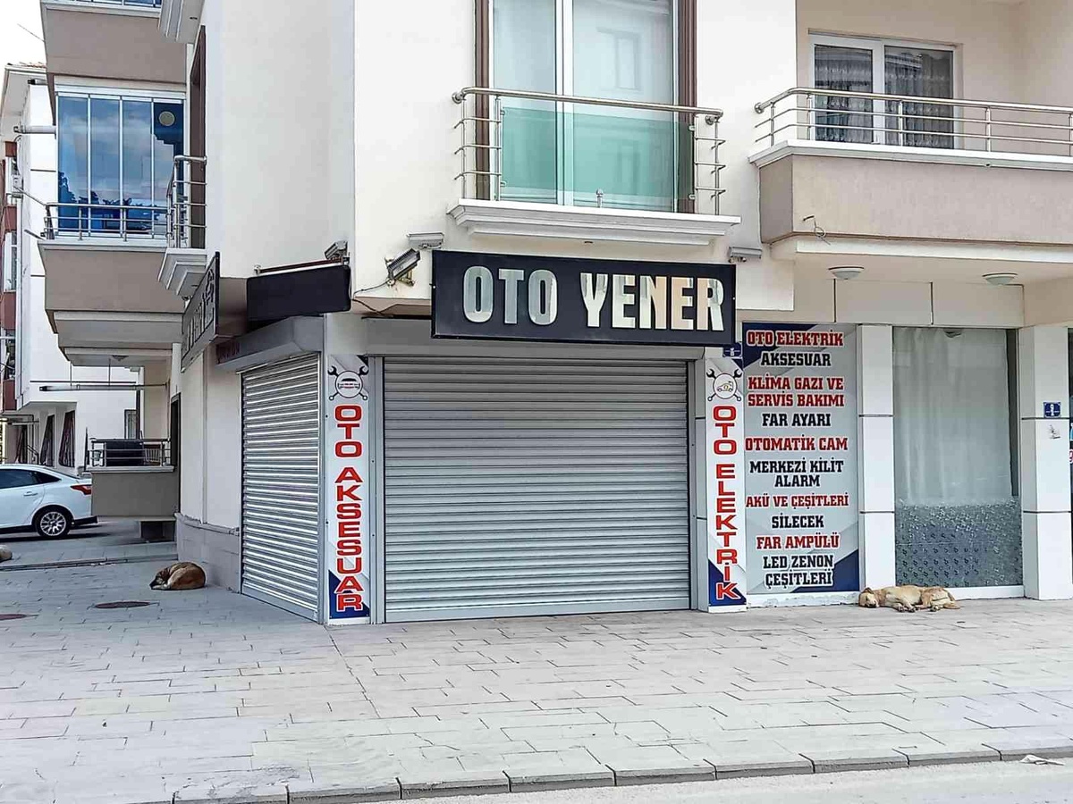 Dükkanını bastığı husumetlisini kurşun yağmuruna tuttu