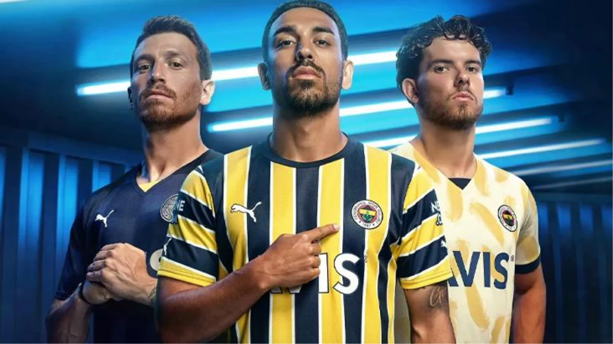 Şarkıcı Ece Seçkin\'in sahne aldığı Fenerbahçe\'nin forma lansmanına ünlüler akın etti!