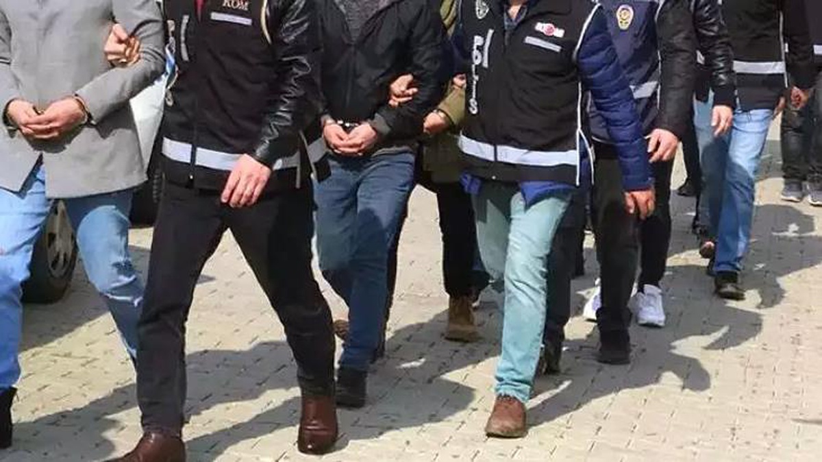 Ekipler, şüphelinin çantasından 2 bin 863 adet tarihi eser niteliğinde sikke ve obje ele geçirdi