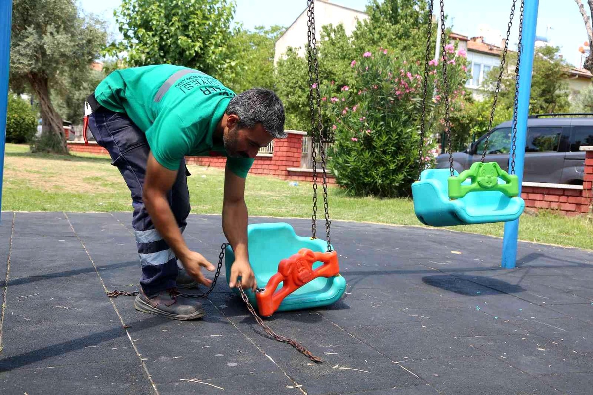 Efeler\'de parklar çocuklar için hazırlanıyor