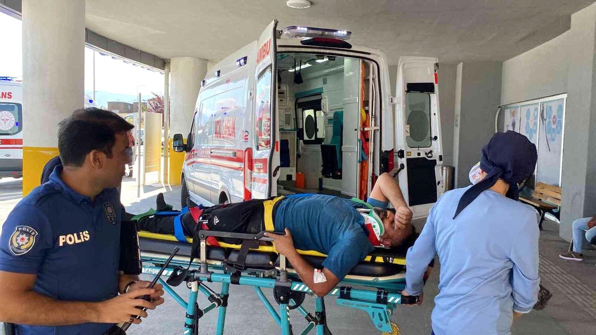 Son dakika: Erzincan\'da iki tır çarpıştı: 2 yaralı
