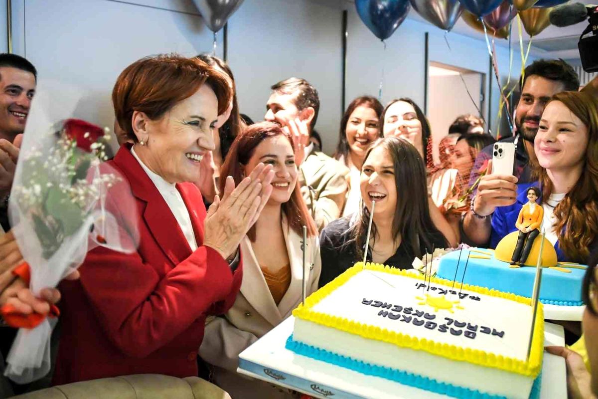 İYİ Parti Lideri Akşener'e doğum günü sürprizi