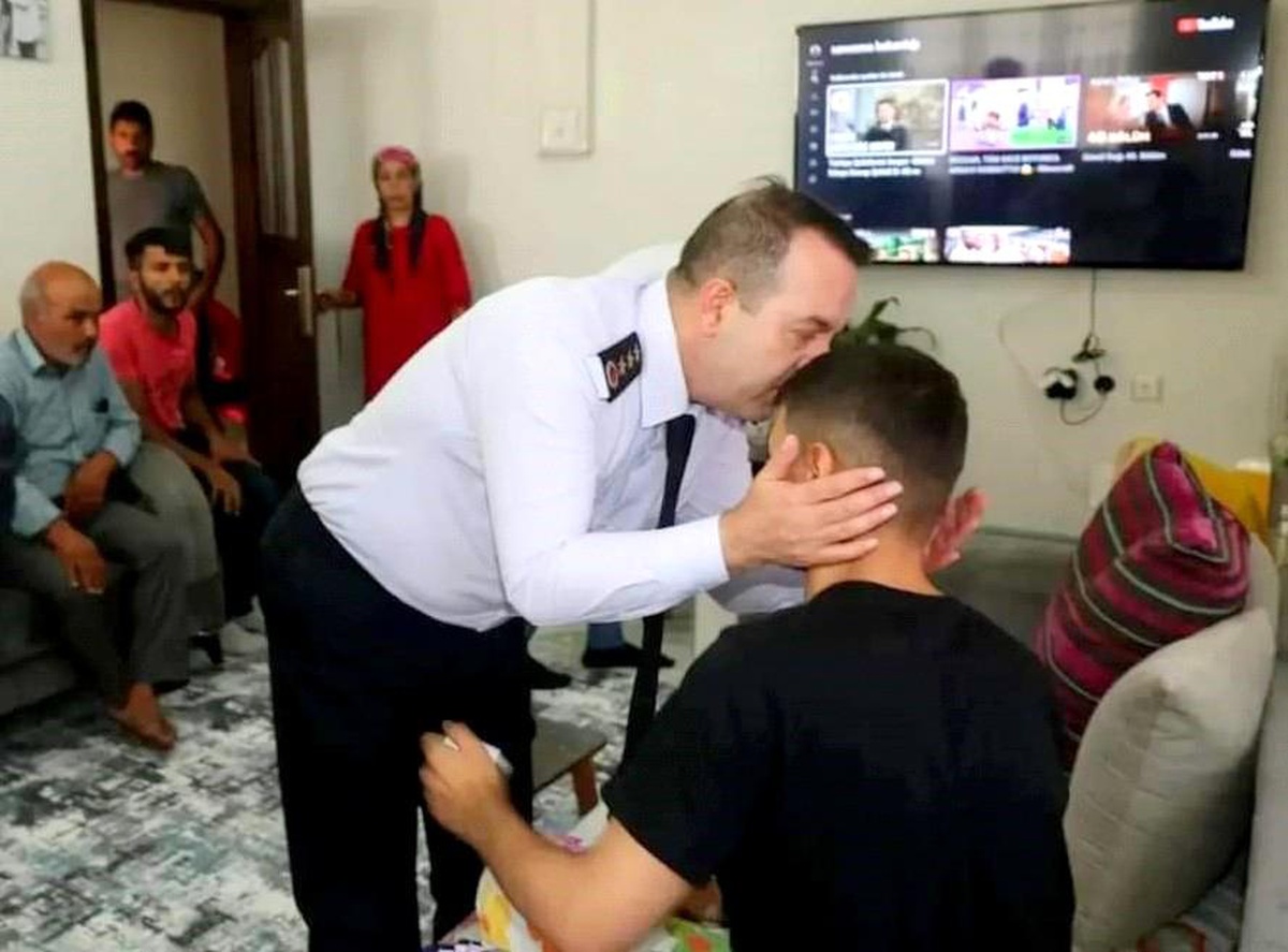 Son dakika! Jandarma Komutanı Zafer Tombul, Pençe-Kilit operasyonu gazisini alnından öptü