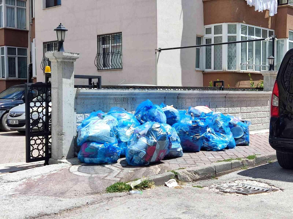Kaldırımlardaki çöp poşetleri ve inşaat atıkları dikkat çekiyor
