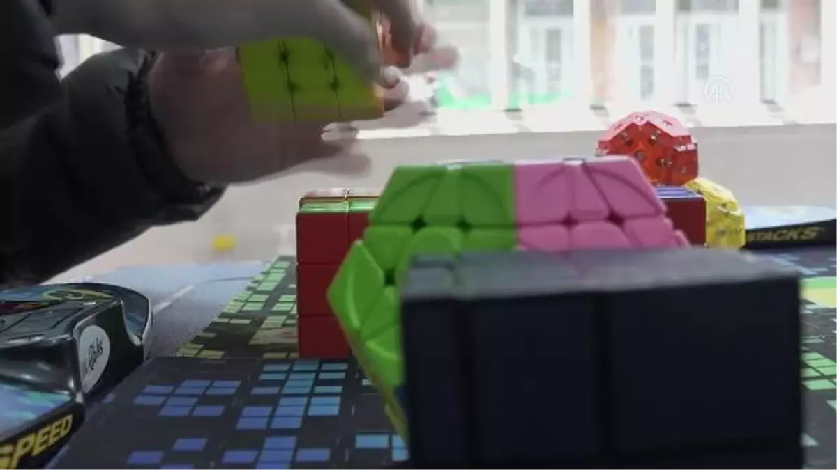 Kolombiyalı genç rekor sürede üç rubik küpü çözerek dünya rekoru kırdı