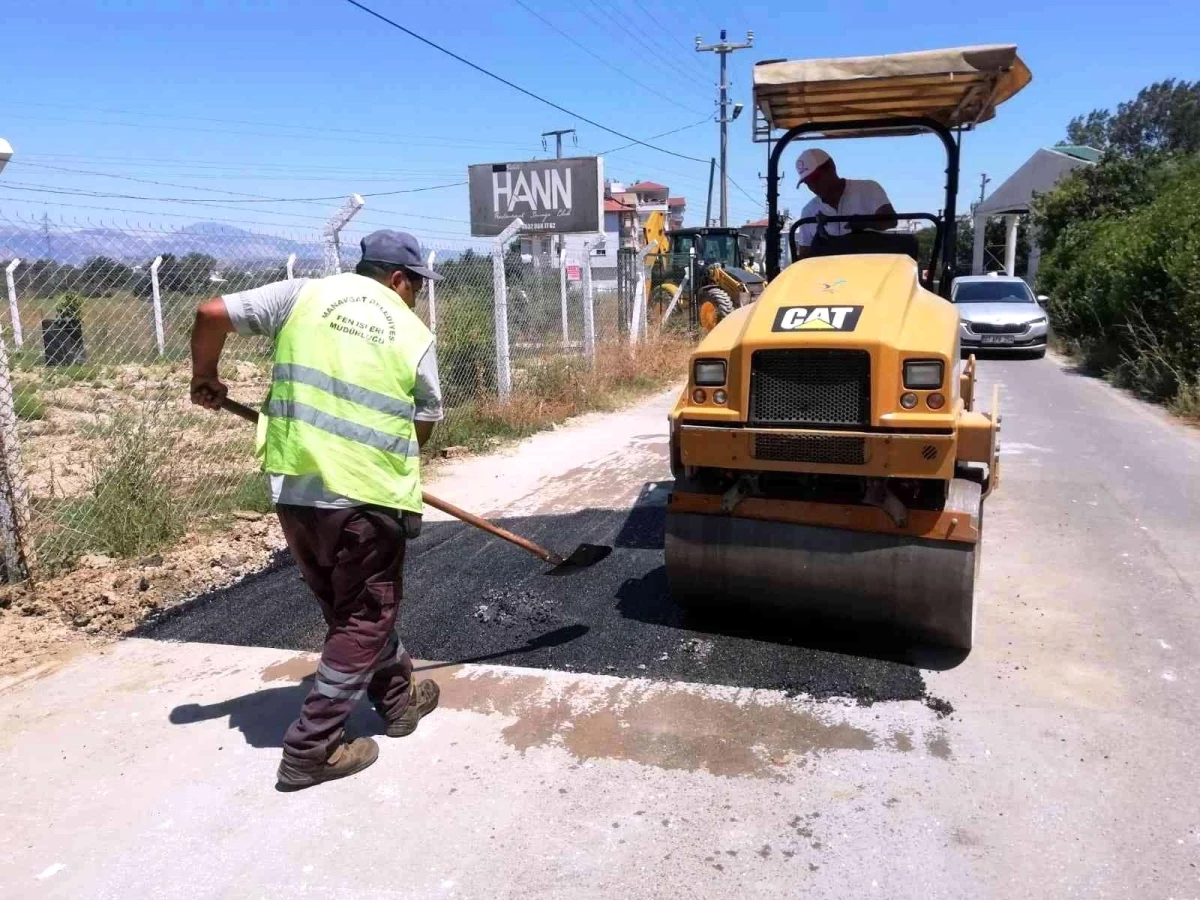Manavgat\'ta 3 mahallede yol bakım ve onarım çalışmaları