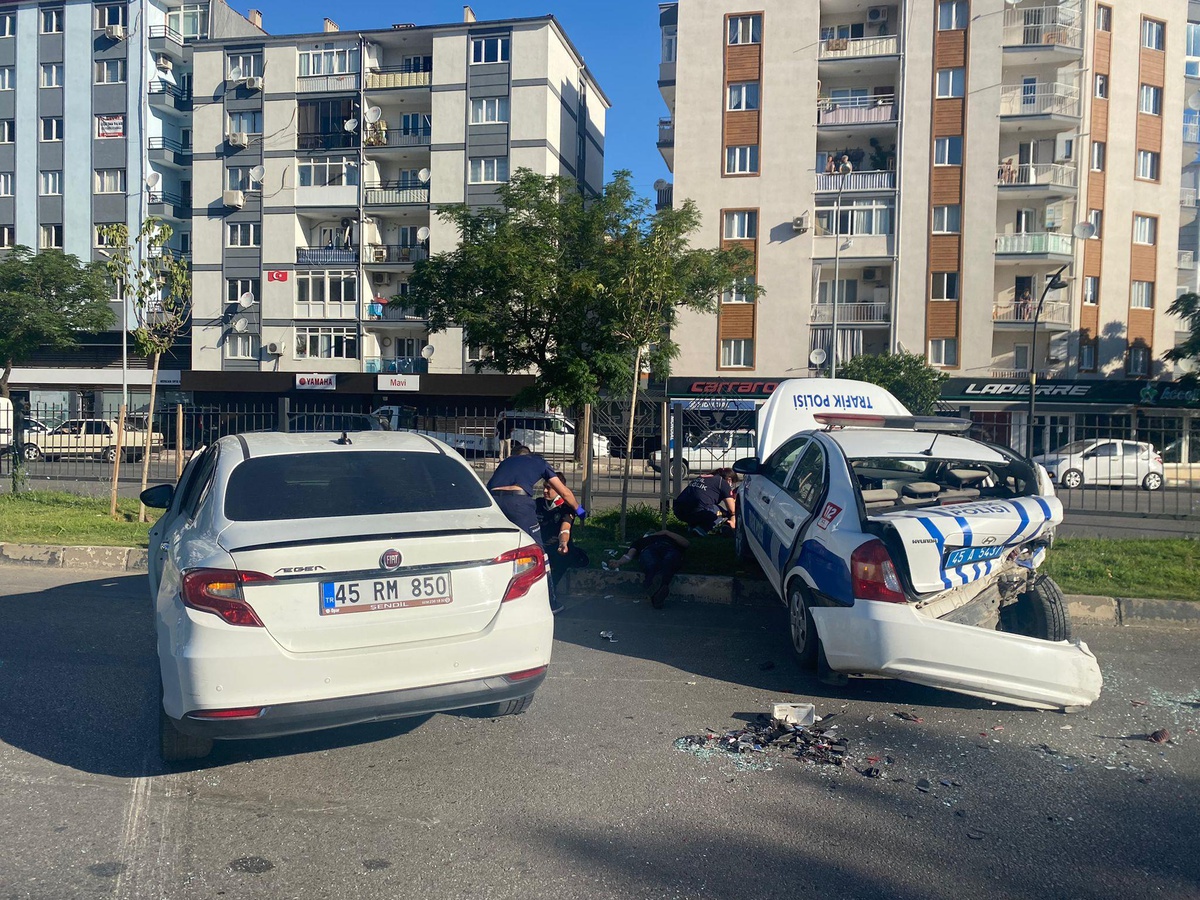 Manisa\'daki trafik kazasında 5\'i polis 6 kişi yaralandı