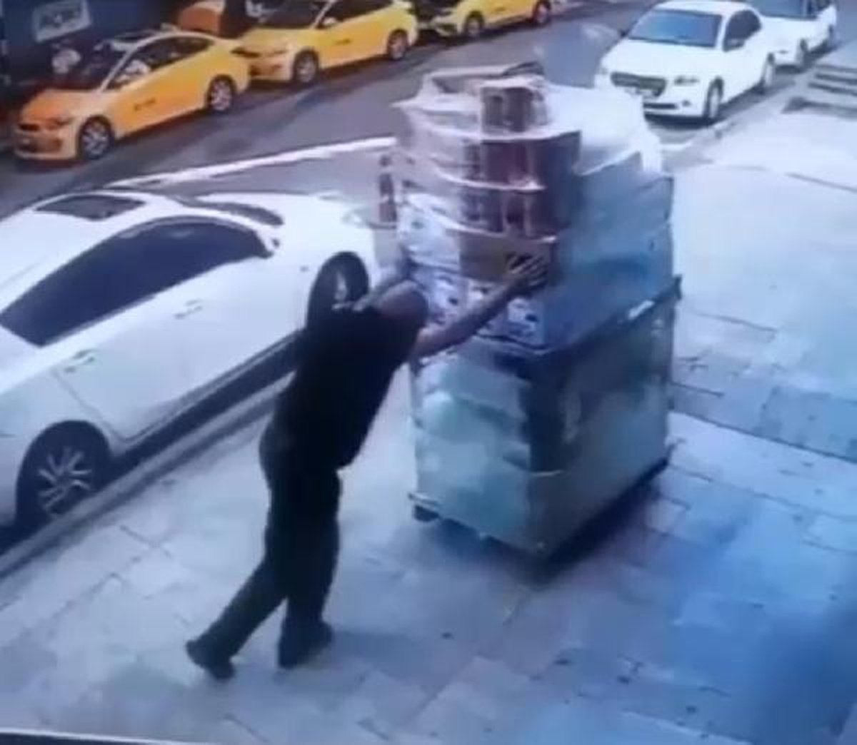 Son dakika! Market çalışanı taşıdığı ürünlerin altında kaldı; o anlar kamerada