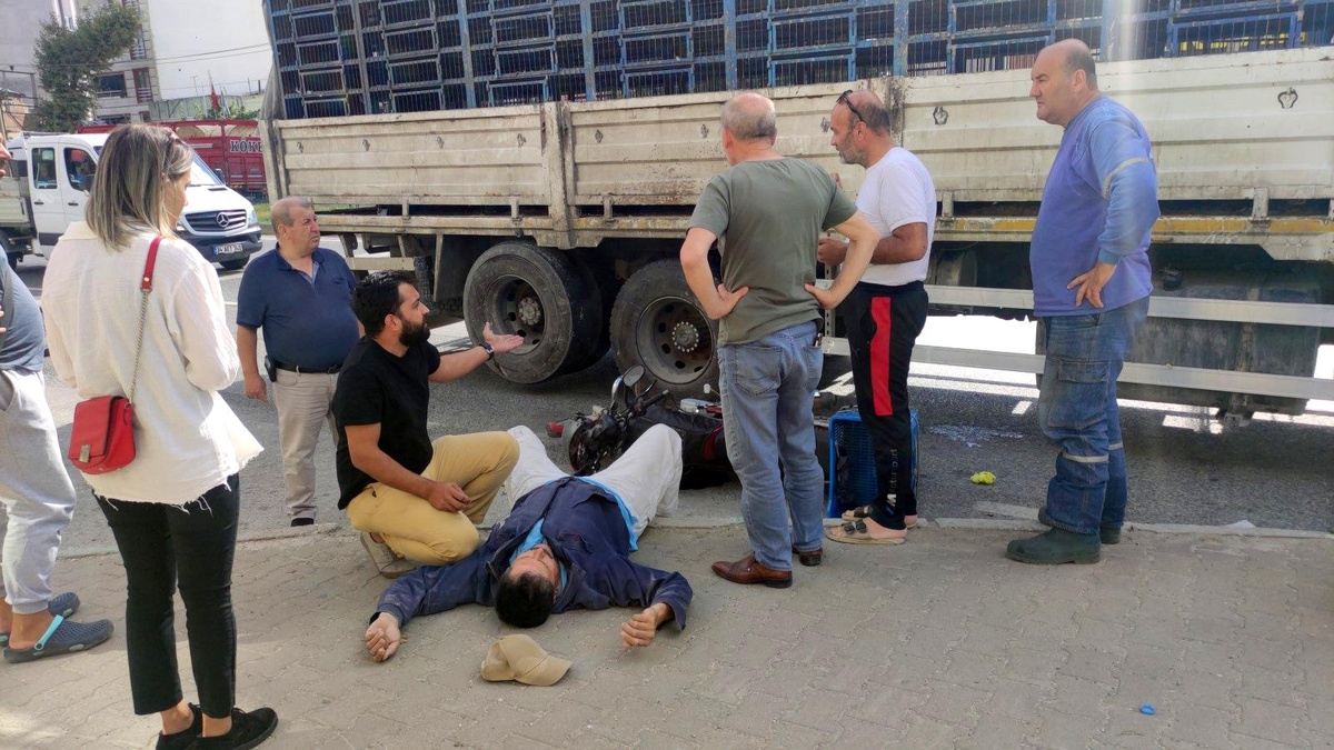 Motosiklet kamyonla kaldırım arasına sıkıştı: 1 yaralı