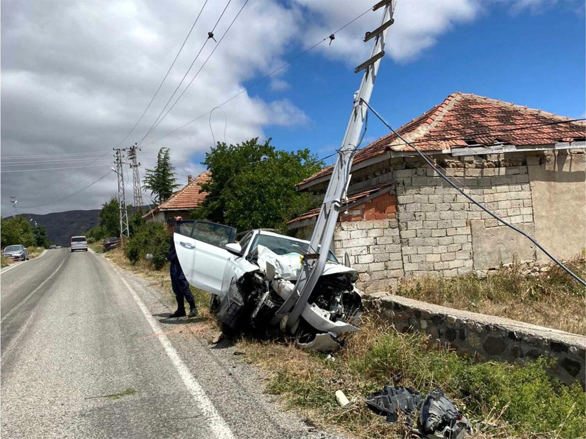 Son dakika haberi | Otomobil elektrik direğine çarptı: 5 yaralı