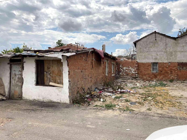 Polis uyuşturucuyu toprağa gömülü buldu Polis uyuşturucuyu toprağa gömülü buldu