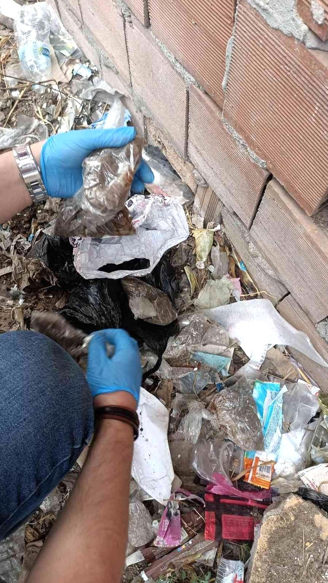Polis uyuşturucuyu toprağa gömülü buldu Polis uyuşturucuyu toprağa gömülü buldu