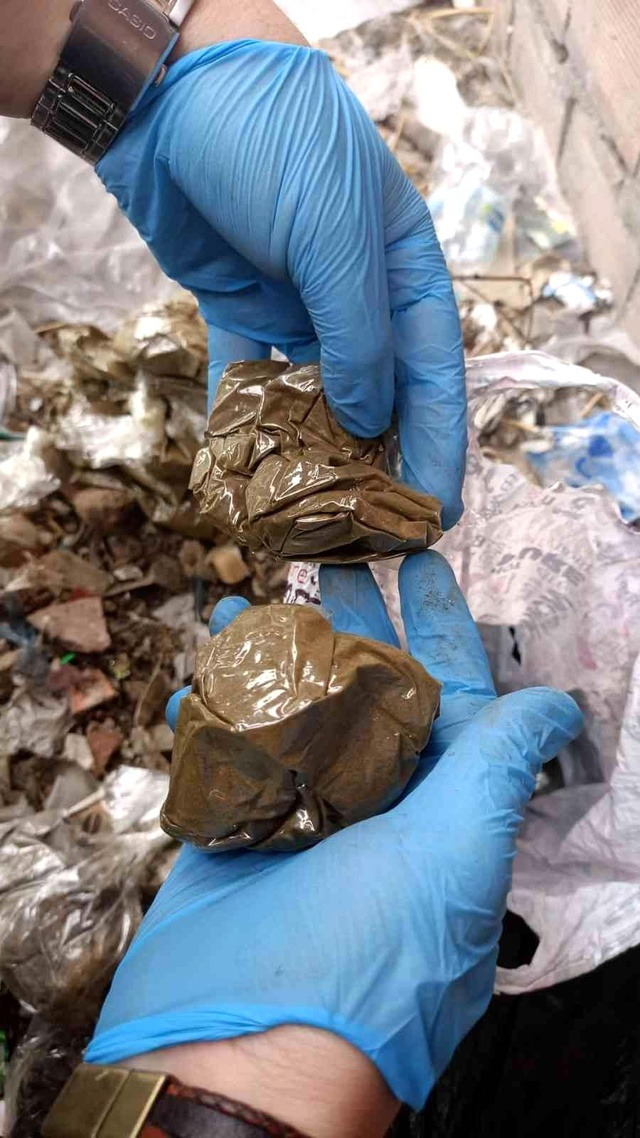 Polis uyuşturucuyu toprağa gömülü buldu Polis uyuşturucuyu toprağa gömülü buldu