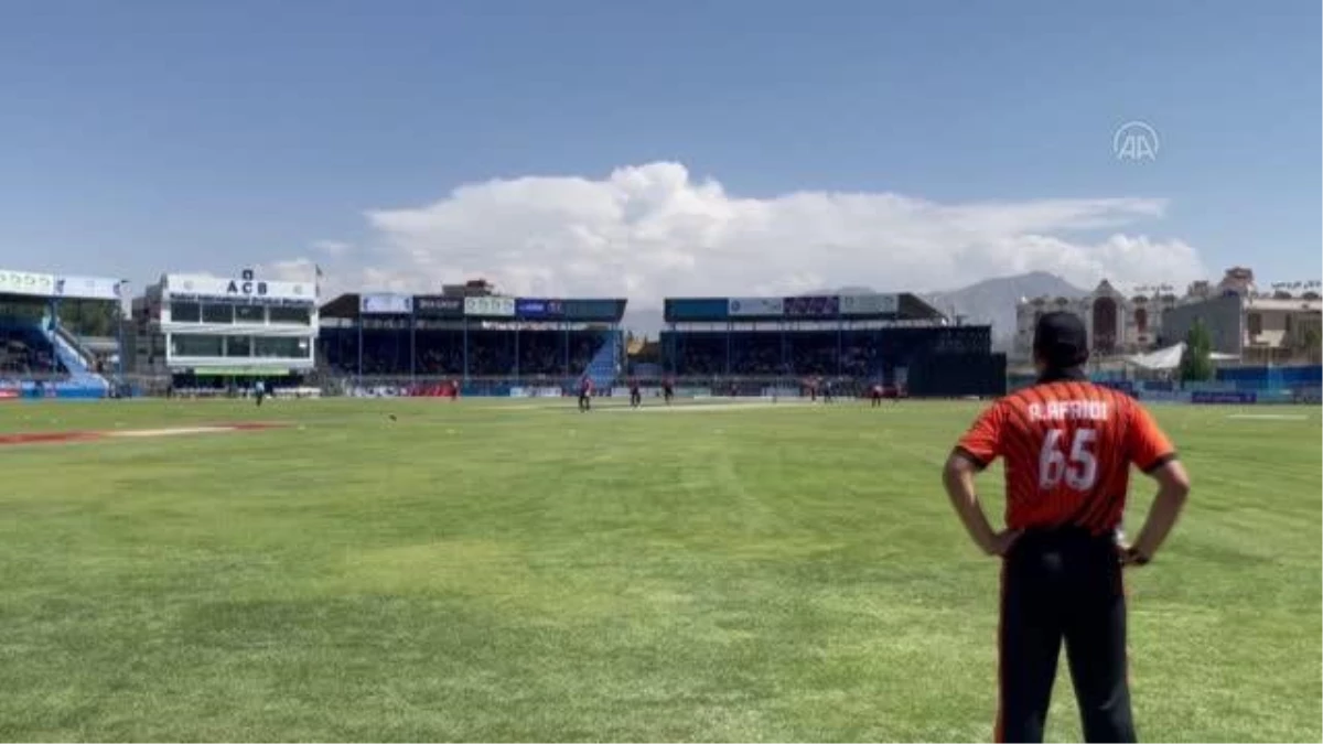 Sosyo-ekonomik krizin ortasındaki Afganlar kriket ile keyifli vakit geçiriyor
