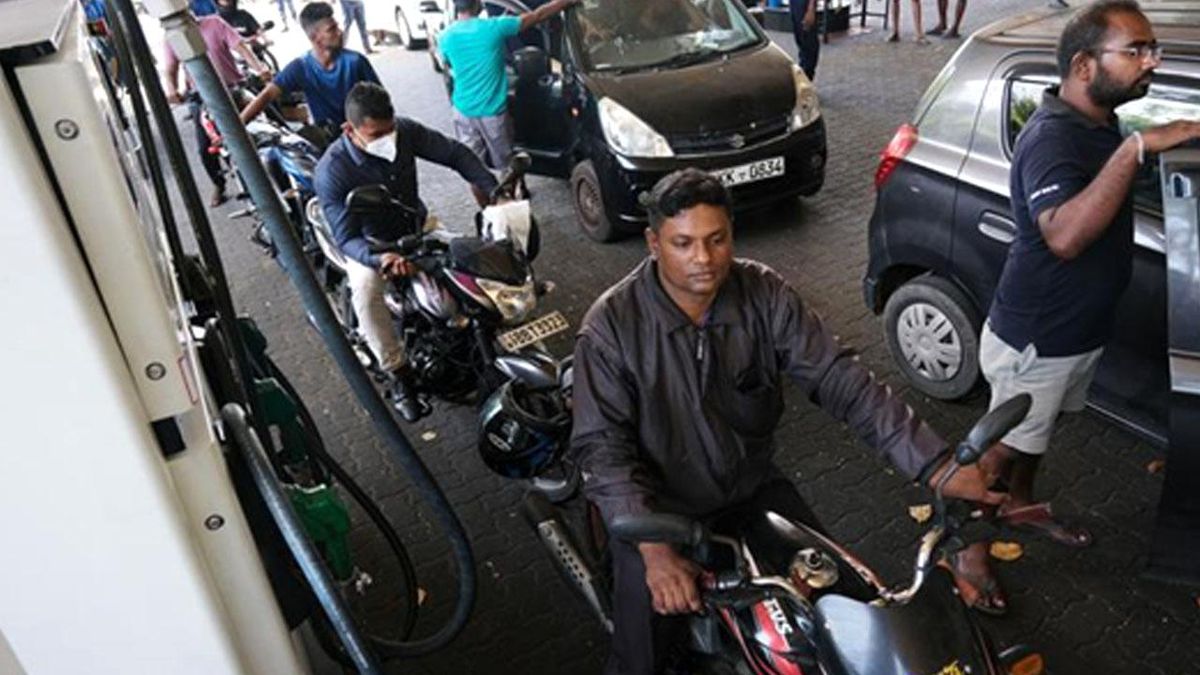 Sri Lanka\'da Olağanüstü Halde Bir Yakıt Kuyruğu
