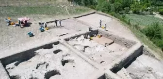 Tavşanlı Höyük'te 3 bin 300 yıllık mühür ve hançer bulundu