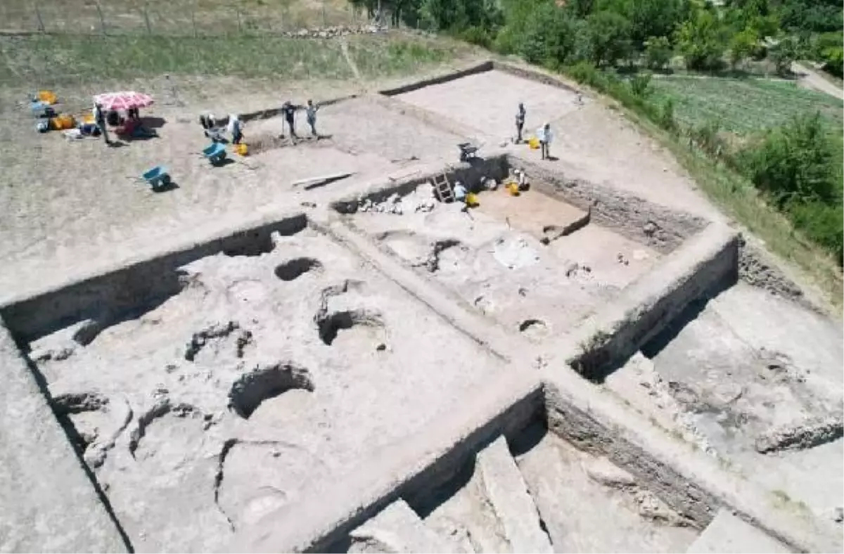 Tavşanlı Höyük\'te 3 bin 300 yıllık mühür ve hançer bulundu