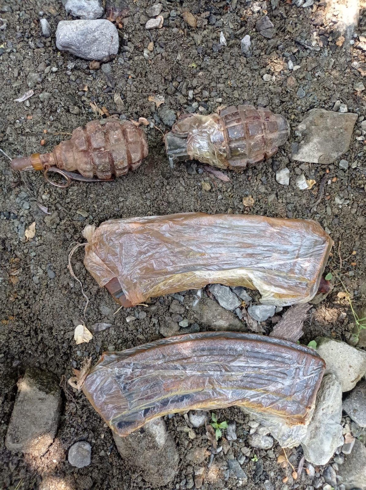 Tunceli\'de teröristlere ait el bombası ve mühimmat ele geçirildi
