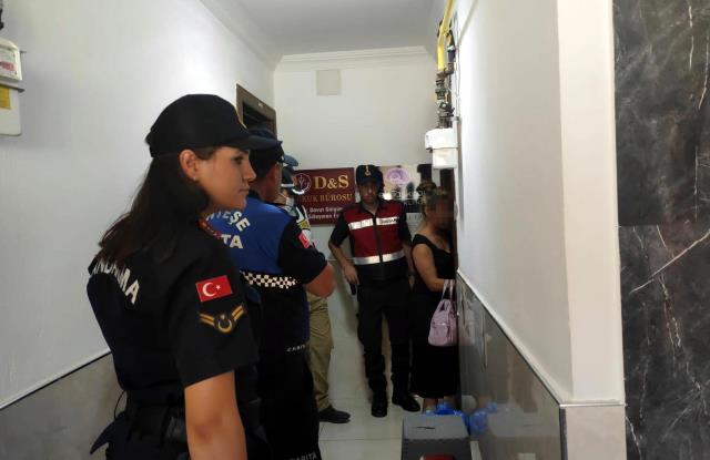 'Ünlülerin psikoloğu'nun diploması ve klinik açma yetkisi yokmuş 'Ünlülerin psikoloğu'nun diploması ve klinik açma yetkisi yokmuş