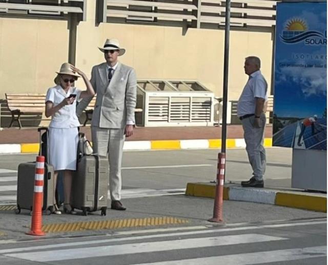 Adana'da 'geçmişten gelen' çiftin görüntüsü gündem oldu! Görenler bir daha baktı Adana'da 'geçmişten gelen' çiftin görüntüsü gündem oldu! Görenler bir daha baktı